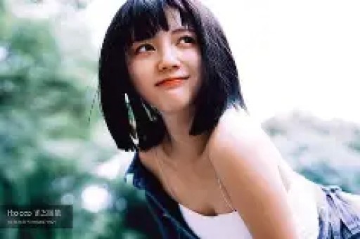 杨幂穿黄色吊带礼裙拍戏花絮曝光优雅明媚状态拉满！